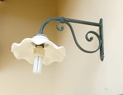 Una applique da esterno in ferro battuto - Immagine 1 di 3