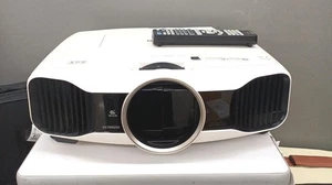 EPSON EH-TW8200W 3LCD Full HD Home Theater Projector 2400lm White JANK - Picture 1 of 6