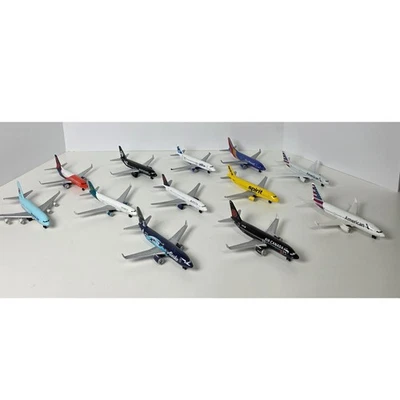 Lot of 12 Diecast Commercial Airplanes 1/300ish Scale Daron Realtoy - Image 1 of 4