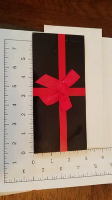 Tarjeta de felicitación en blanco con lazo rojo Foto 1 de 2