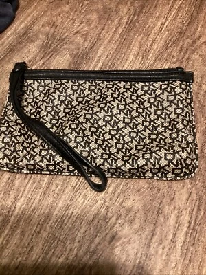 Bolso de muñeca DKNY estampado por todas partes Foto 1 de 4