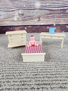 1950 Puppenstube Puppe mit Holzmöbeln Set - Bild 1 von 6
