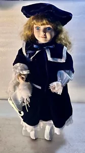 ๐จ 1999 Avon Victorian Skater Doll Angelique Special Memories Doll Collezione ๐จ - Foto 1 di 6