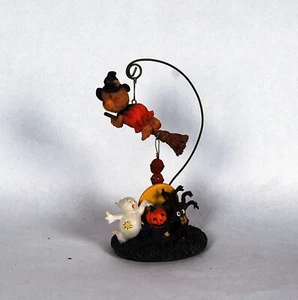 Appendino orso strega Halloween firmato Atico con fantasma, albero infestato, jack-o'-lantern - Foto 1 di 4
