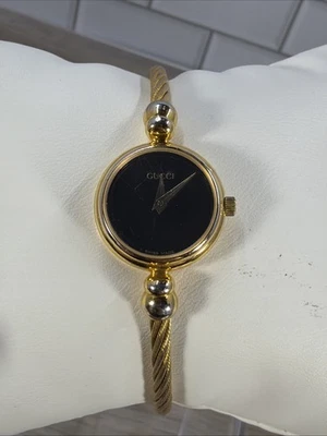 GUCCI 2700.2L 20mm Reloj Brazalete Cuarzo Suizo Mujer Esfera Negra Dorado Batería Nueva Foto 1 de 4