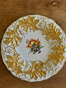 Antiker Meissen Porzellanteller mit Goldrelief & Blumenmalerei – 19. Jahrhundert - Bild 1 von 6
