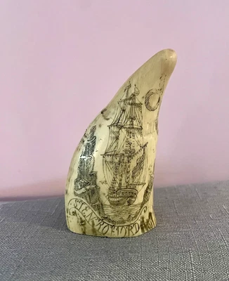 Resina Imitación Diente de Ballena Scrimshaw Capt N Vincent Stenrofjord Nuevo en Caja - Usado en Excelente Condición Repro 3.25" Foto 1 de 4