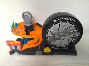 Hot Wheels City Super Spin Tire Shop Playset FNB17 - Foto 1 di 10