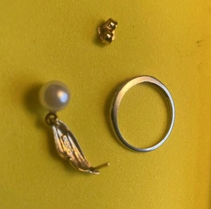 2.27 grams of 14Kt Gold Jewelry Ring earring and back of earring - Picture 1 of 14
