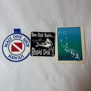Vintage Konvolut 3 Aufkleber oder Decals Tauchen! Maui Dive Shop! See Dick Swim! - Bild 1 von 7