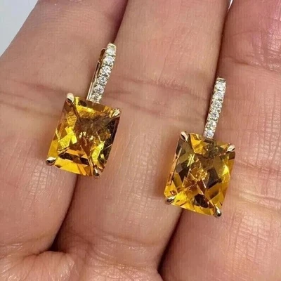 Pendientes colgantes de citrino amarillo creados en laboratorio con corte esmeralda de 2 quilates enchapados en oro amarillo de 14 k Foto 1 de 3