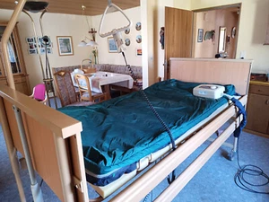 pflegebett elektrisch gebraucht 100x200 mit Wechseldruckmatratze - Bild 1 von 3