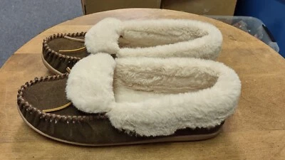 Minnetonka 深棕色莫卡辛拖鞋皮革和人造毛皮 40643 女式 10 码 — 第 1/4 张图片