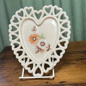 VINTAGE WESTMORELAND CUSTARD GLASS DECORATIVE HEART PLATE FLORAL DESIGN - Picture 1 of 10