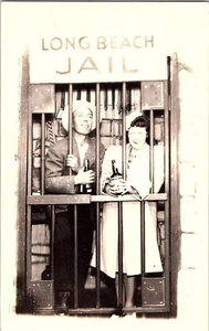Cartolina RPPC Long Beach Carcere Detenuti Bere Birra Studio Ritratto Divertimento - Foto 1 di 2