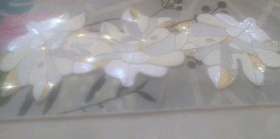 CAMINO DE MESA CON CUENTAS DORADO, PLATEADO Y BLANCO, NUEVO Foto 1 de 4