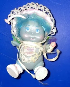 Giocattoli Vintage Blinkins Blue Baby Twinkle Bug LJN 1985 con cofano scintillante e bavaglino - Foto 1 di 3