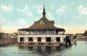 Postal de colección de los años 20 de Yale College Boat House vista frontal al agua New Haven, CT - Imagen 1 de 2