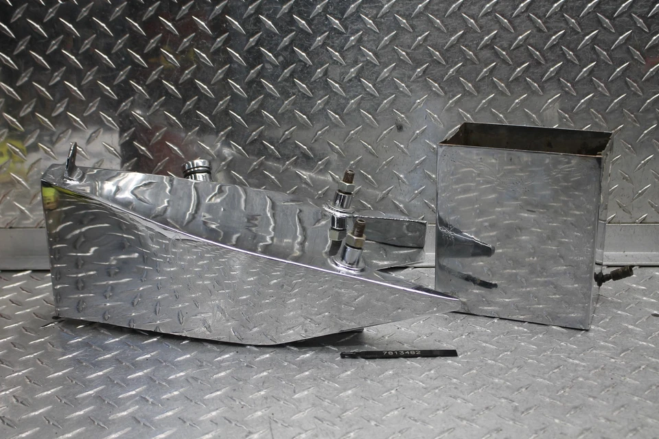 Harley-Davidson Sportster 1973 cabezal de hierro 1000 XLCH tanque de aceite cromado/bandeja de batería Foto 1 de 4