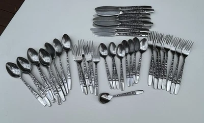 Spring Lake Hanford Forge HF 不锈钢餐具花卉黑色口音套装 44 日本 — 第 1/4 张图片