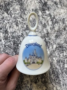 Disneyland Bell Disney Castillo Blanco y Azul Cerámica Recuerdo De Colección Japón - Imagen 1 de 6