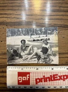 1951 Vintage B&W Photo Sexy Women Blond Brunette Florida Beach Hunk Bathing Suit - Picture 1 of 4