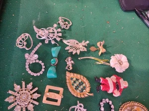 Vintage Lot of 21 Brooch Pins All Wearable Jewelry No Damage - Picture 1 of 9