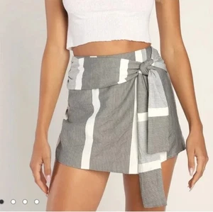 Lulu’s Adieu White and Grey Striped Tie-Front Skort Size S - Picture 1 of 12