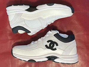 $ 1.350 Chanel Mesh Wildleder Kalbsleder Sneakers | Weiß & Schwarz | IT 36 US 6 - Bild 1 von 16