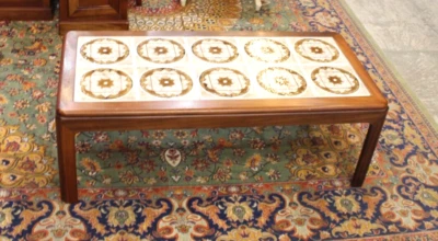 Mesa de centro Mid Century de teca | Tapa de azulejos de cerámica vintage estilo moderno danés Foto 1 de 4