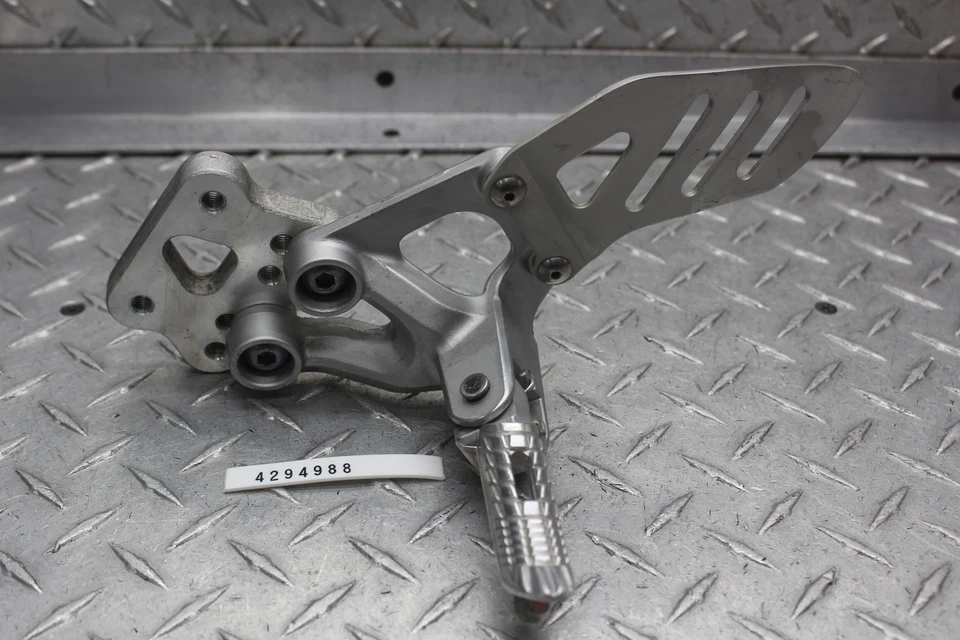 Suzuki GSXR600 2006 reposapiés delantero izquierdo clavija paso a paso Foto 1 de 4