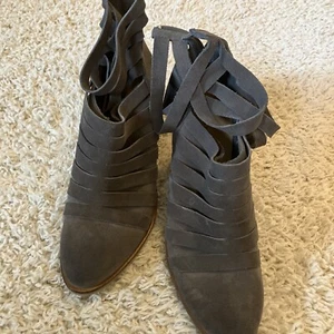 Chinese Laundry Strappy Suede Pointed Toe Wedge Gray Heels Women’s 9.5 - Picture 1 of 13