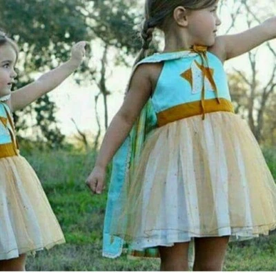 Vestido y capa Well Dressed Wolf Hometown Hero talla 7 Foto 1 de 3