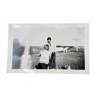 Vtg Man & Woman Having Picnic Original Monochrome Photography Found Snapshot - Picture 1 of 4