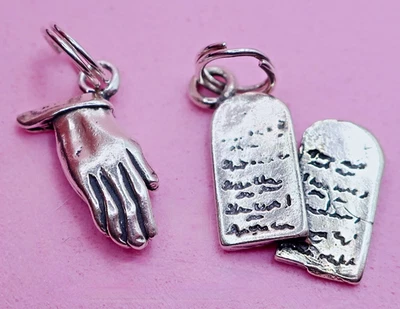2 dijes religiosos vintage de plata de ley - manos orantes, 10 mandamientos Foto 1 de 4