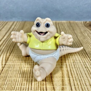 Figura De Colección Disney 1991 Dinosaurios 3" Baby Sinclair Cintura Giro No La Mamá - Imagen 1 de 13