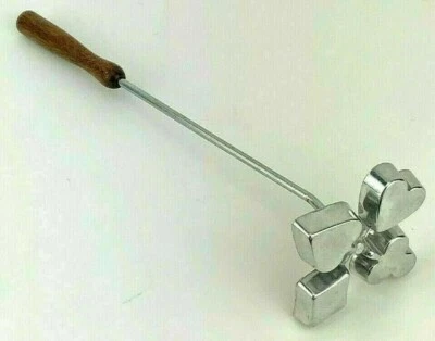 Prensa de galletas de traje de cartas de póker de colección con mango de madera pala, corazón, diamante, club  Foto 1 de 4