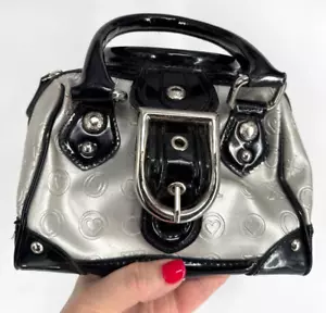 Borsa a mano vintage anni 90 Y2K XOXO argento e nero logo vinile micro borsetta zip - Foto 1 di 19