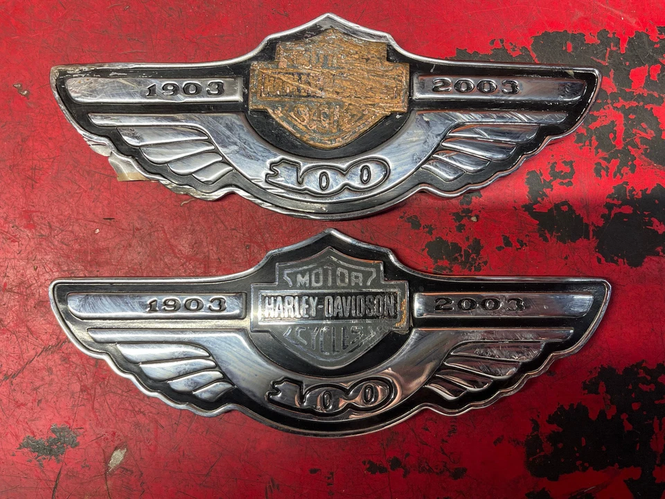 Harley Softail Dyna 2003 tanque de gasolina emblema insignia Fat Boy FLSTF Road King Sportster Foto 1 de 4