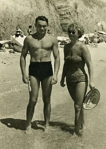 Shirtless Hübscher junger Mann Frau Ausbuchtung Strandhose Homosexuell Vintage Foto - Bild 1 von 3