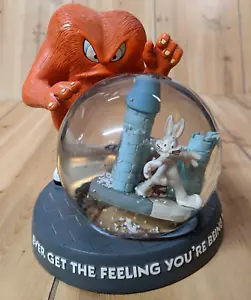 Globo de nieve Bugs Bunny and Gossamer 7” "Feeling You’re Being Watched" raro 1996 - Imagen 1 de 12