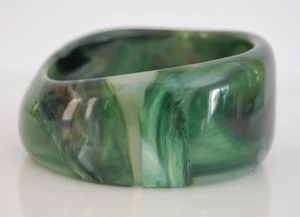 BRACCIALE ELEGANTE COUTURE GIADA VERDE VORTICE GRANDE AUDACE ACRILICO ASIMMETRICO - Foto 1 di 11