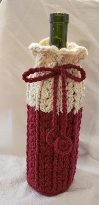 Cubierta de botella de vino de ganchillo a mano, botella de vino acogedora/manga - granate/crema Foto 1 de 3