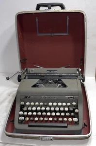 Vtg 1950's Royal Quiet De Luxe Portable Typewriter - Picture 1 of 19