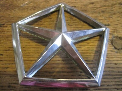 ¿Rejilla delantera Chrysler Pentastar? emblema de plástico-LeBaron/GTS Foto 1 de 4