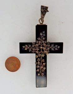 Großer Trauerschmuck  Anhänger Kreuz Jett mit floralen Montagen um 1910 (131113) - Bild 1 von 8