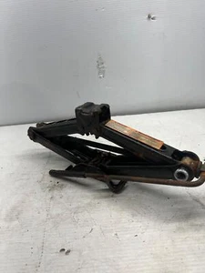 2000 2001 2002 2003 2004 2005 2006 2007 FORD TAURUS Jack Assembly WITH TOOLS - Picture 1 of 1