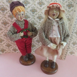 8-3/4" par de muñecas Holiday Caroler resina sobre base de madera - Imagen 1 de 4