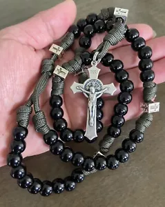 Paracord schwarze Perlen Rosenkranz, St. Benedikt Kruzifix, langlebiger Rosenkranz - handgefertigt - Bild 1 von 3