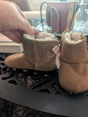 Botas infantis de camurça Uggs tamanho 4/5 arcos rosa - Imagem 1 de 4